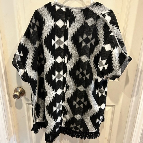 American Eagle Outfitters Aztec Kimono Cardigan Black White M Fringe Southwest - Picture 5 of 7